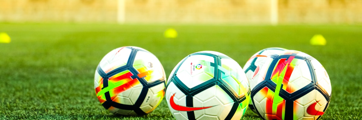 数据可视化大屏，展示足球、篮球、电竞等赛事的实时积分、胜率、球员数据排行